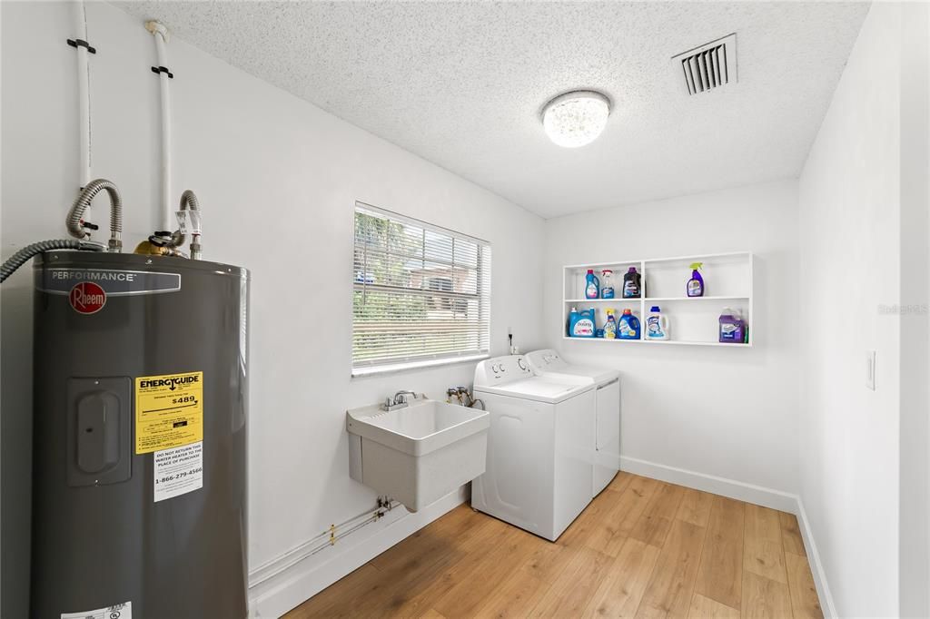 En Venta: $429,900 (3 camas, 2 baños, 1956 Pies cuadrados)