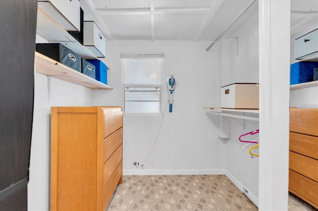 На продажу: $69,900 (2 спален, 1 ванн, 450 Квадратных фут)