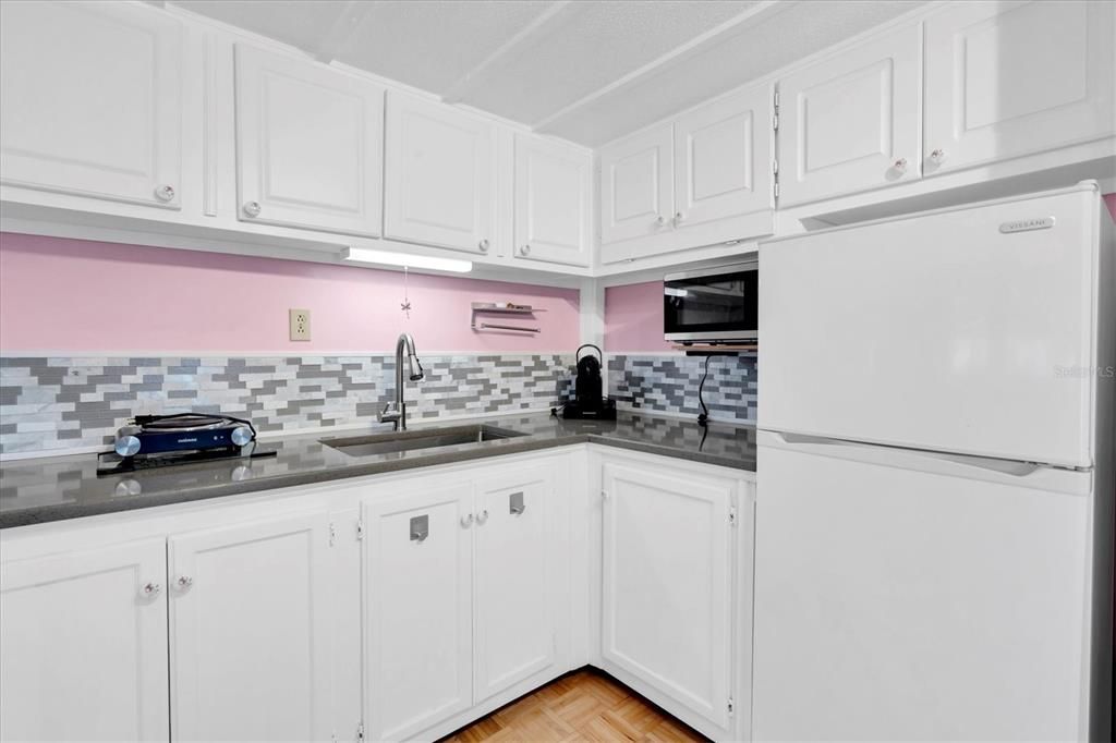 На продажу: $69,900 (2 спален, 1 ванн, 450 Квадратных фут)