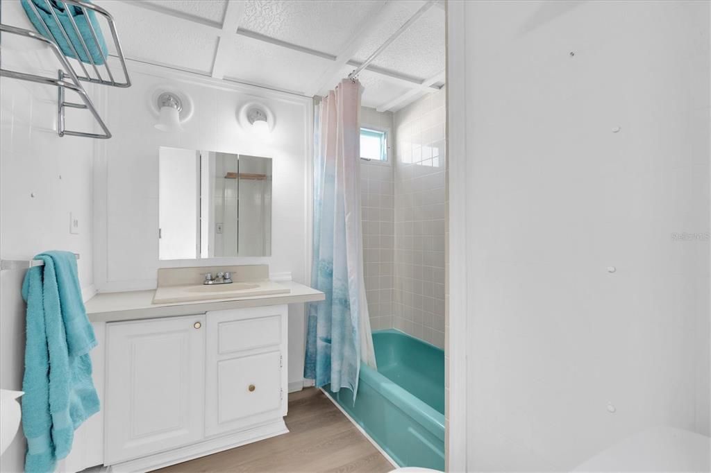 На продажу: $69,900 (2 спален, 1 ванн, 450 Квадратных фут)