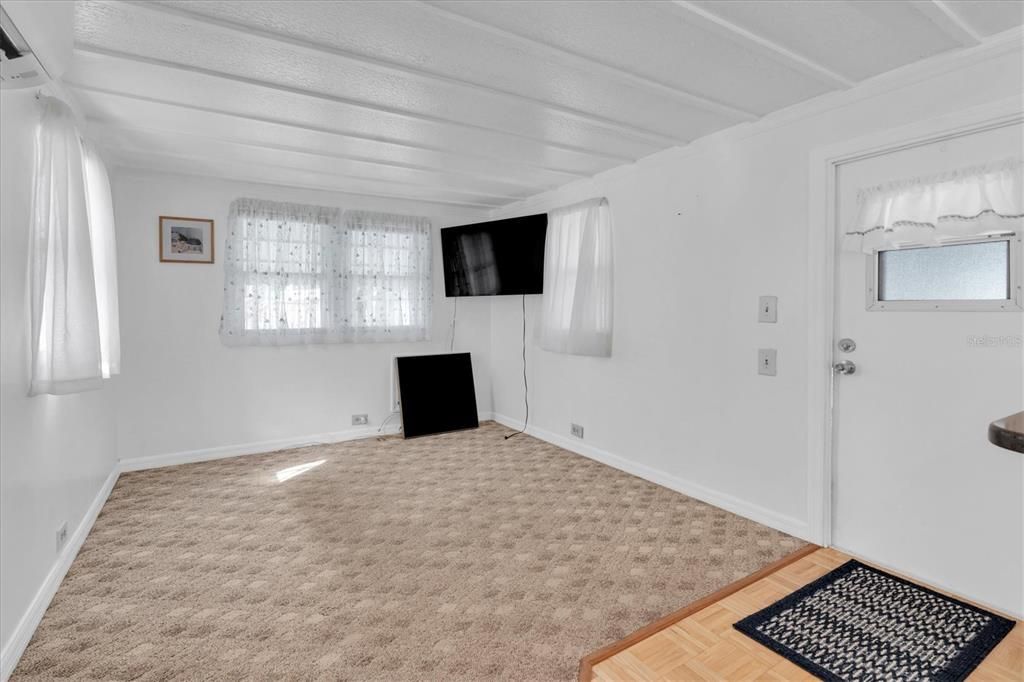 На продажу: $69,900 (2 спален, 1 ванн, 450 Квадратных фут)