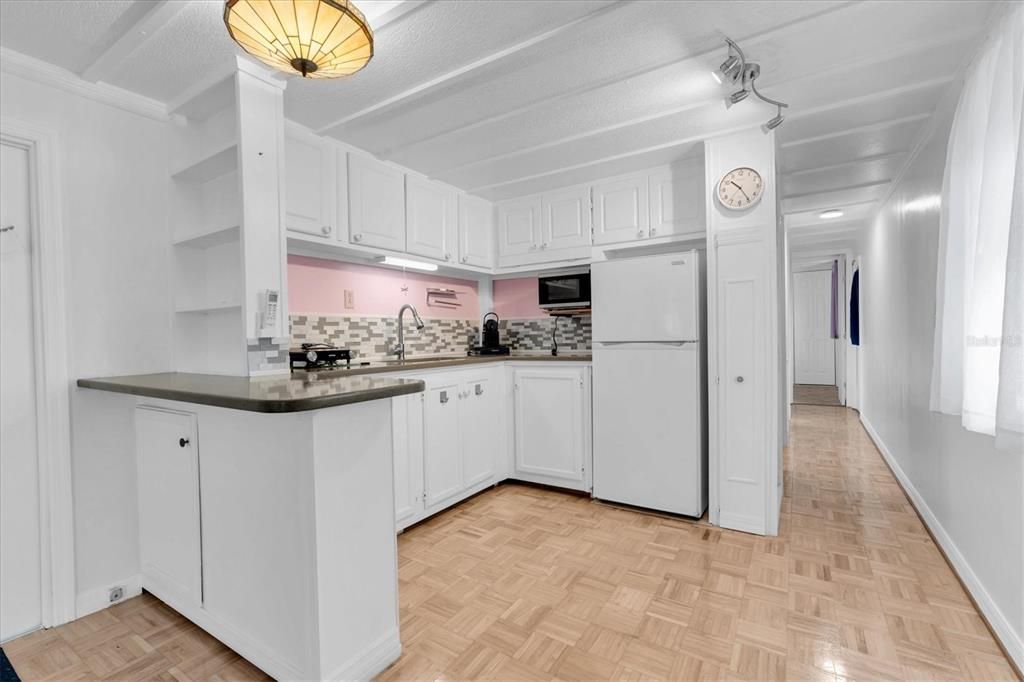 На продажу: $69,900 (2 спален, 1 ванн, 450 Квадратных фут)