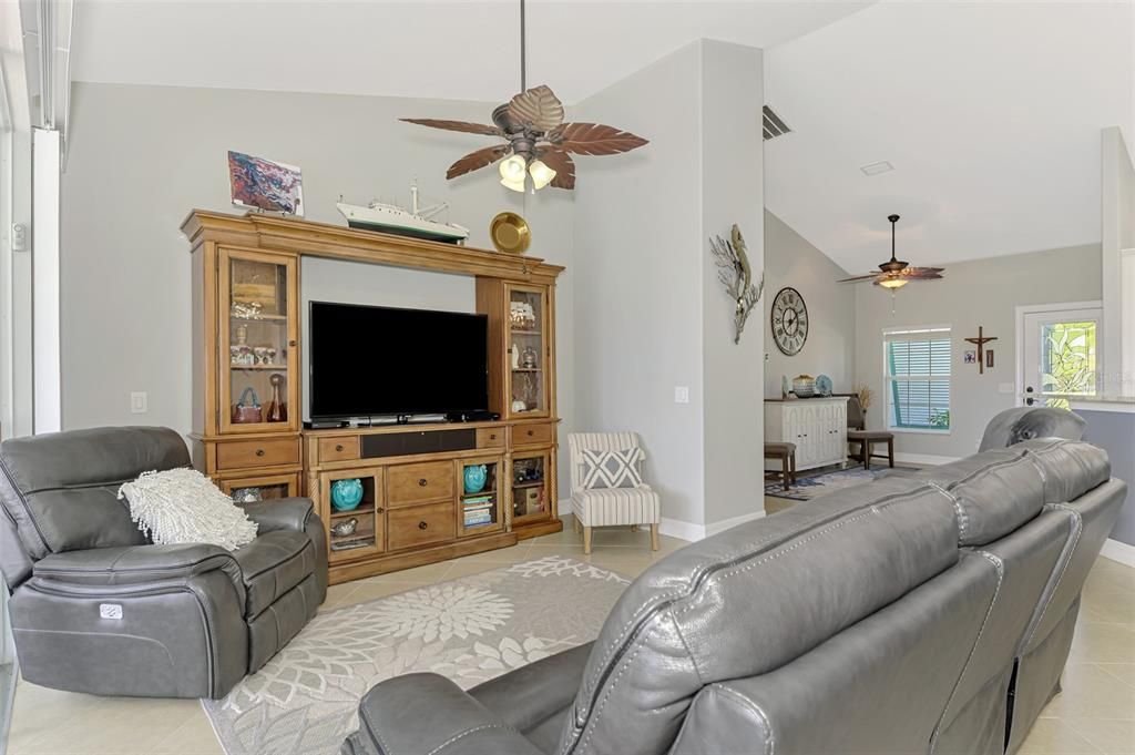 Activo con contrato: $610,000 (3 camas, 2 baños, 1926 Pies cuadrados)