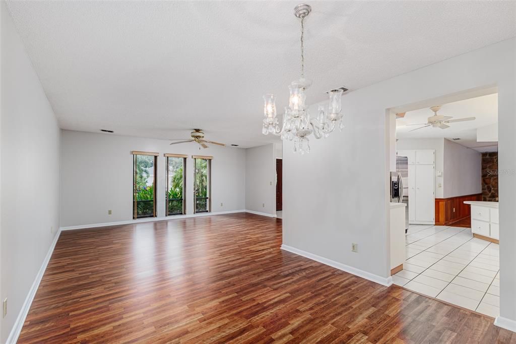 合同活跃: $340,000 (3 贝兹, 2 浴室, 1951 平方英尺)