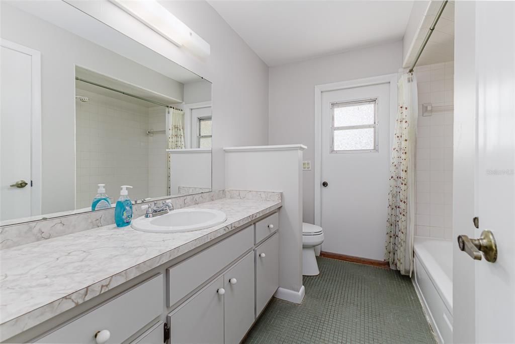 合同活跃: $340,000 (3 贝兹, 2 浴室, 1951 平方英尺)