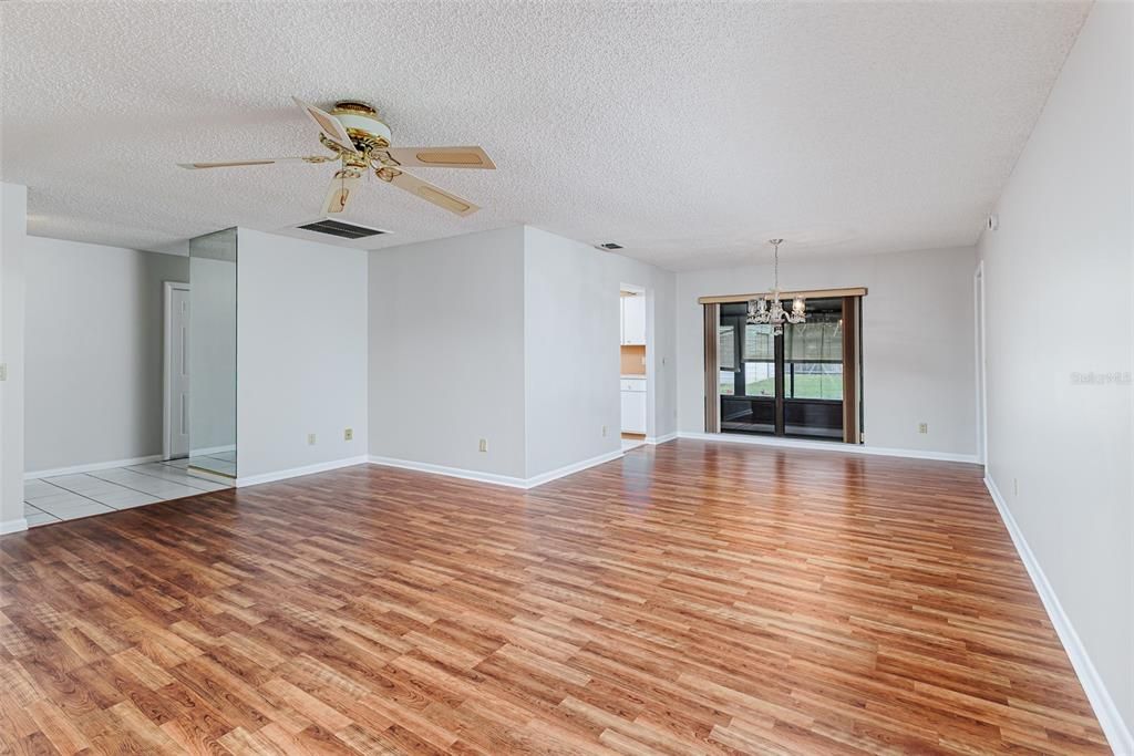 合同活跃: $340,000 (3 贝兹, 2 浴室, 1951 平方英尺)