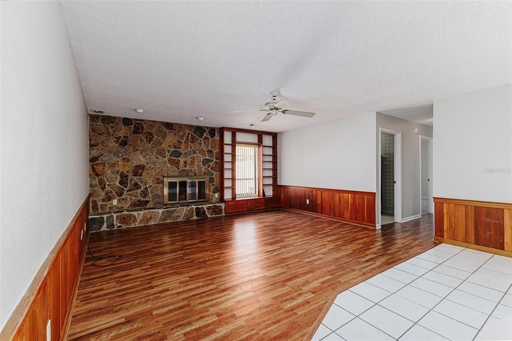 合同活跃: $340,000 (3 贝兹, 2 浴室, 1951 平方英尺)