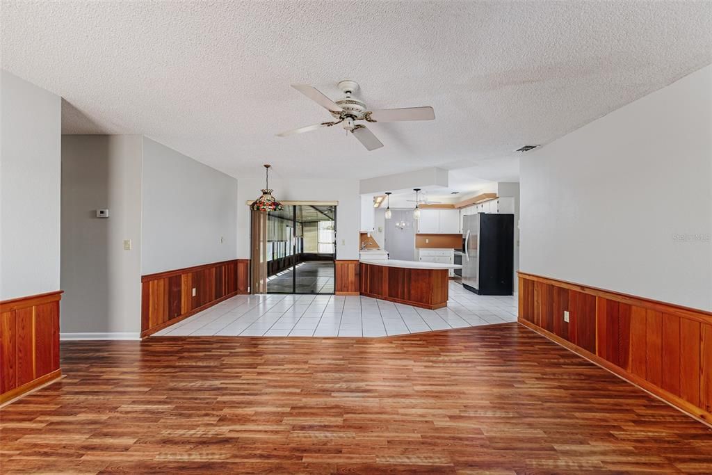 合同活跃: $340,000 (3 贝兹, 2 浴室, 1951 平方英尺)