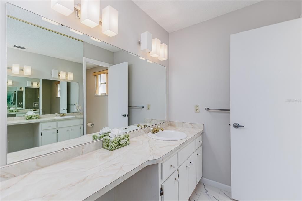 合同活跃: $340,000 (3 贝兹, 2 浴室, 1951 平方英尺)