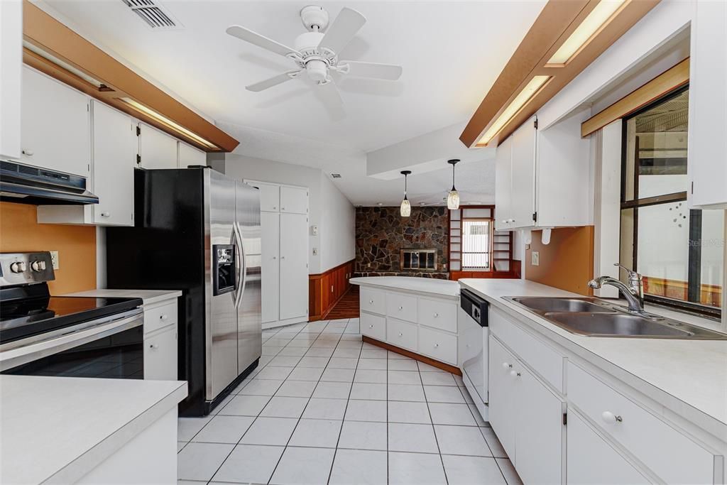 合同活跃: $340,000 (3 贝兹, 2 浴室, 1951 平方英尺)