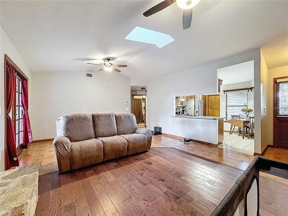 For Sale: $345,000 (3 beds, 2 baths, 1233 Square Feet)