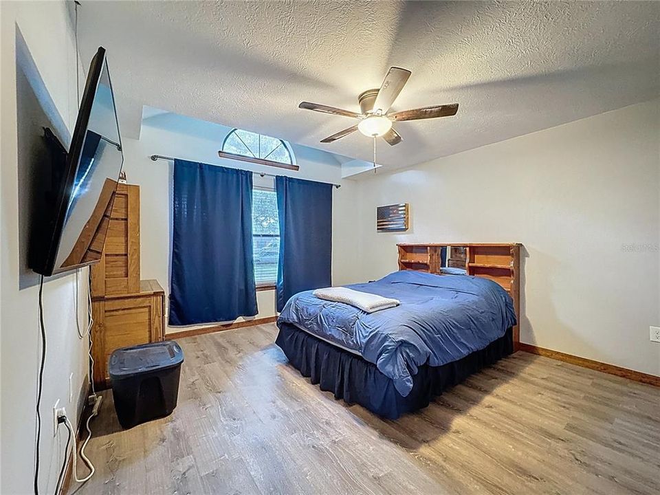 For Sale: $345,000 (3 beds, 2 baths, 1233 Square Feet)