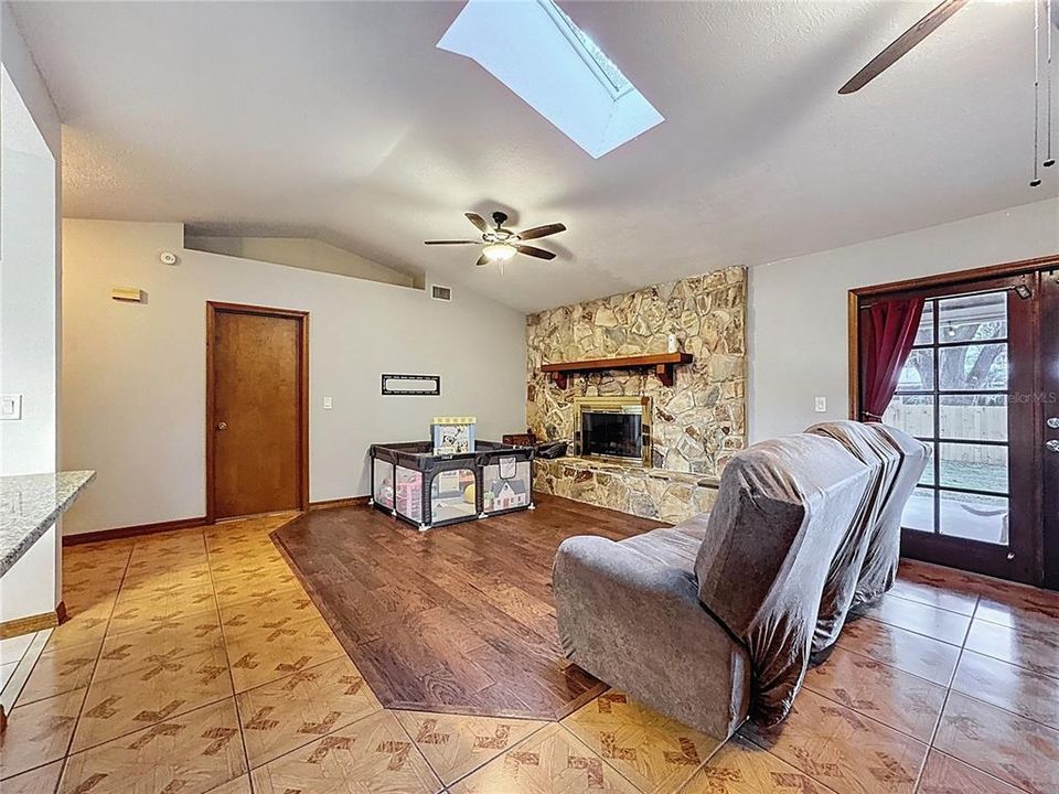 For Sale: $345,000 (3 beds, 2 baths, 1233 Square Feet)