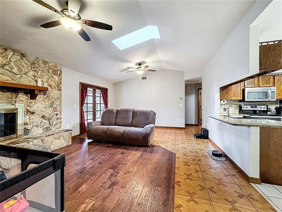 For Sale: $345,000 (3 beds, 2 baths, 1233 Square Feet)