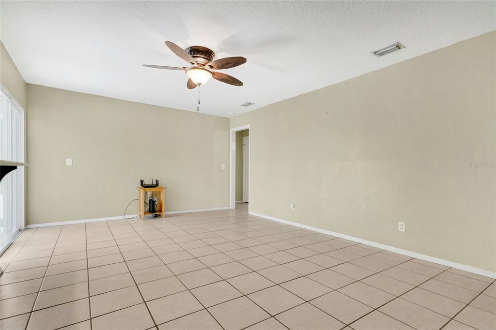 待售: $565,000 (4 贝兹, 2 浴室, 1843 平方英尺)