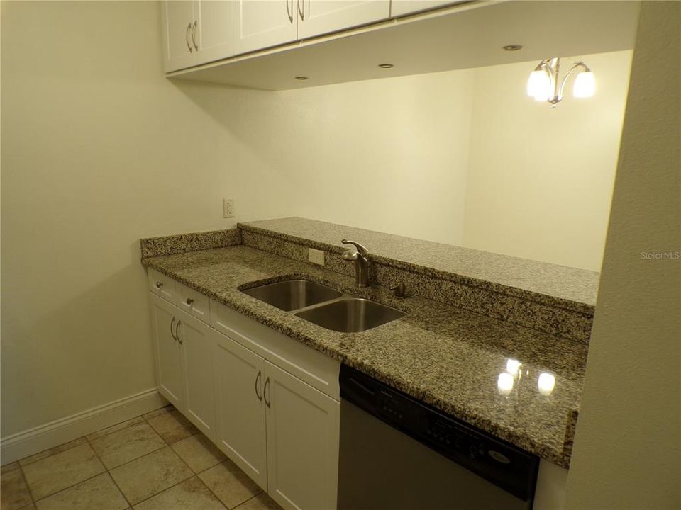 待售: $135,000 (1 贝兹, 1 浴室, 648 平方英尺)