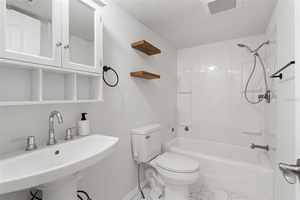 Под контрактом: $279,900 (4 спален, 2 ванн, 1440 Квадратных фут)