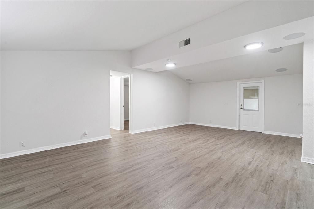 Под контрактом: $279,900 (4 спален, 2 ванн, 1440 Квадратных фут)