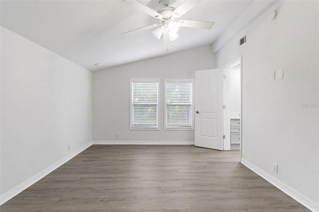 Под контрактом: $279,900 (4 спален, 2 ванн, 1440 Квадратных фут)