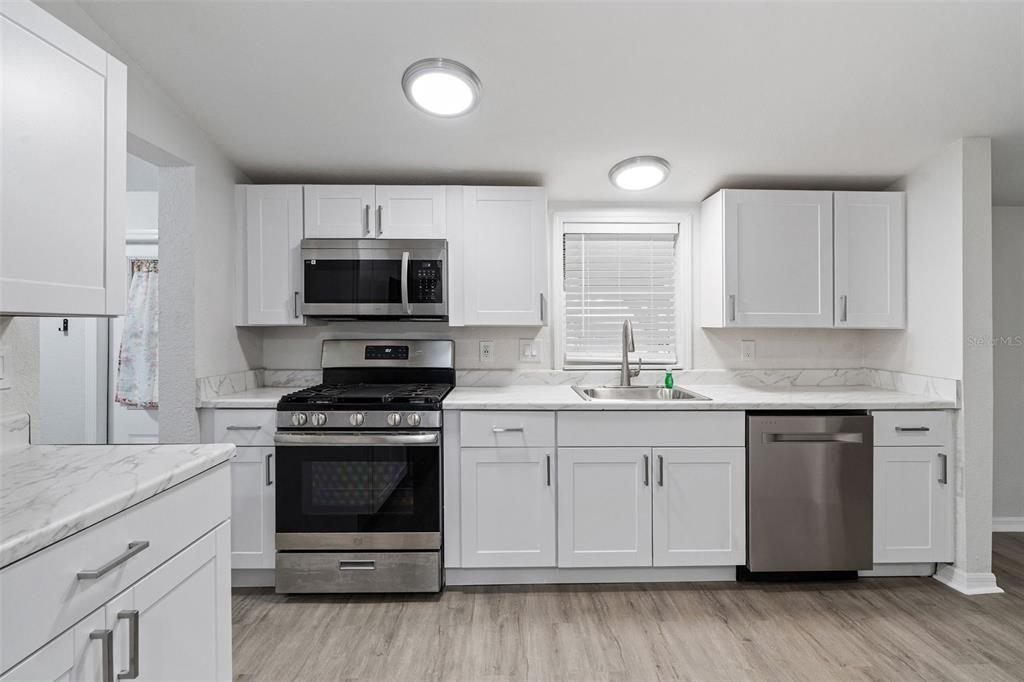 Под контрактом: $279,900 (4 спален, 2 ванн, 1440 Квадратных фут)