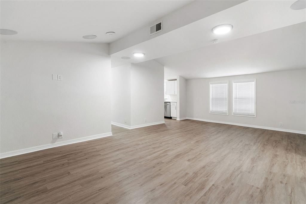 Под контрактом: $279,900 (4 спален, 2 ванн, 1440 Квадратных фут)