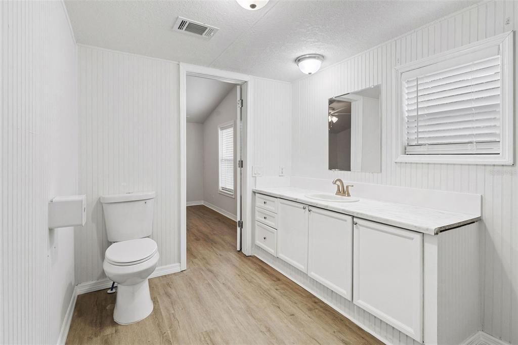 Под контрактом: $279,900 (4 спален, 2 ванн, 1440 Квадратных фут)