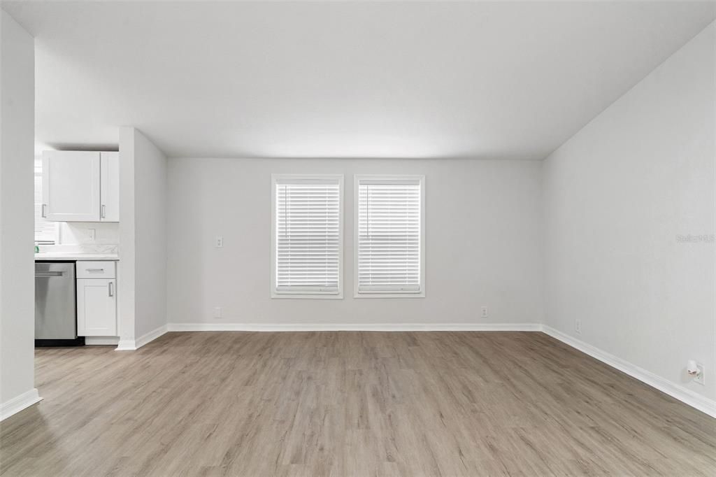 Под контрактом: $279,900 (4 спален, 2 ванн, 1440 Квадратных фут)