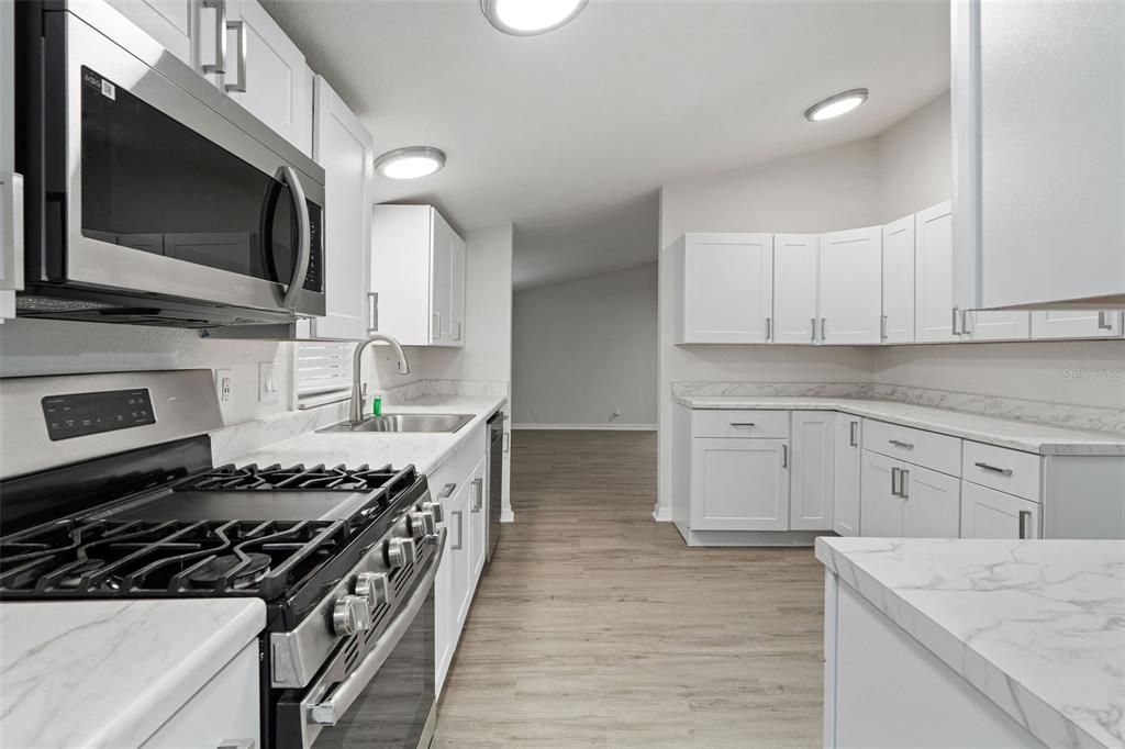 Под контрактом: $279,900 (4 спален, 2 ванн, 1440 Квадратных фут)