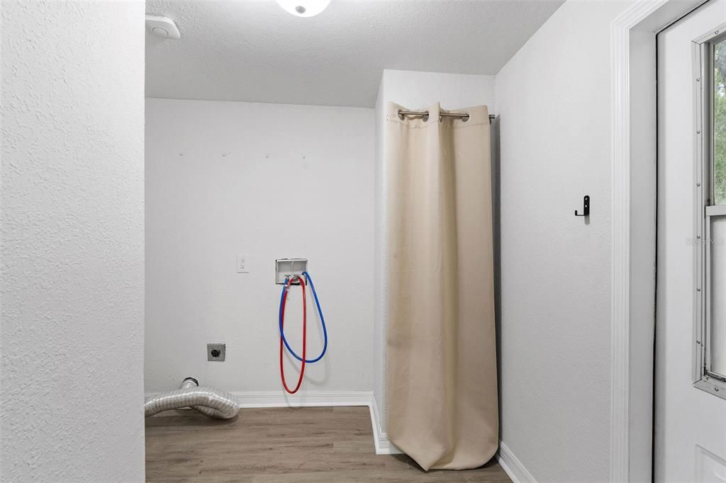 Под контрактом: $279,900 (4 спален, 2 ванн, 1440 Квадратных фут)