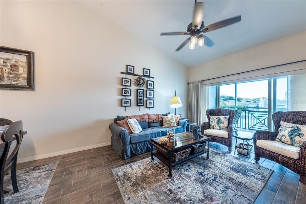 待售: $240,000 (2 贝兹, 2 浴室, 1168 平方英尺)