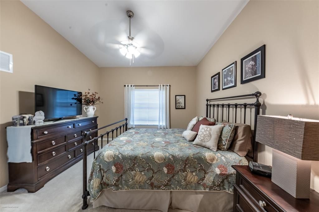 待售: $240,000 (2 贝兹, 2 浴室, 1168 平方英尺)