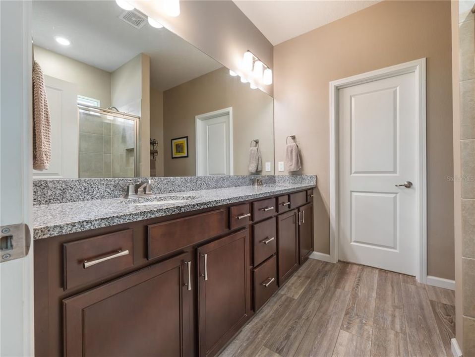 Под контрактом: $293,392 (2 спален, 2 ванн, 1432 Квадратных фут)