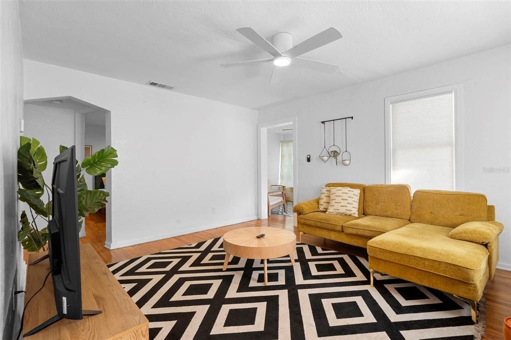 For Sale: $445,000 (3 beds, 2 baths, 1172 Square Feet)