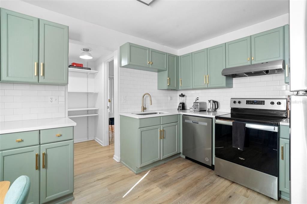 For Sale: $445,000 (3 beds, 2 baths, 1172 Square Feet)