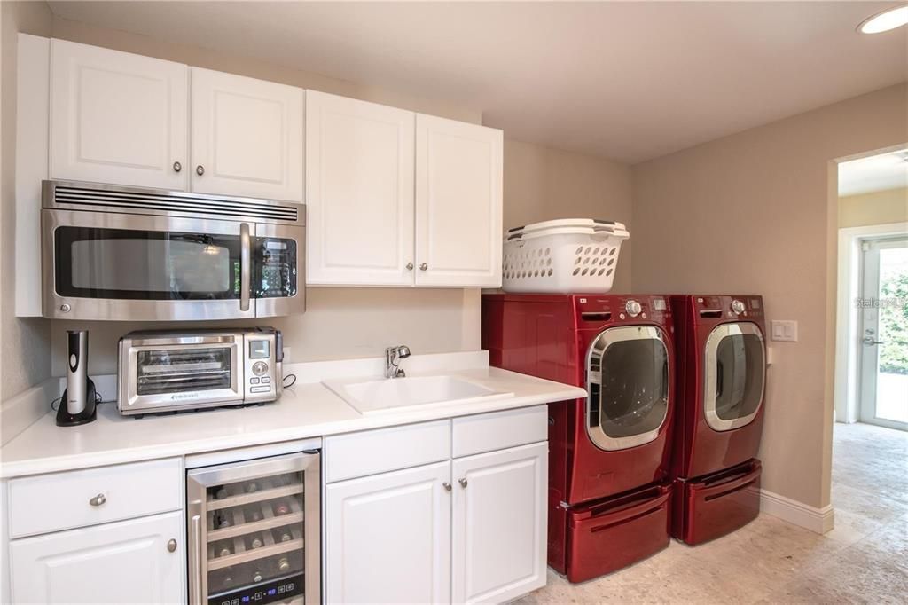 For Rent: $11,500 (3 beds, 3 baths, 2507 Square Feet)