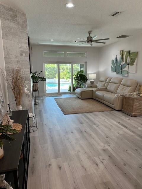 Под контрактом: $399,000 (2 спален, 2 ванн, 1698 Квадратных фут)