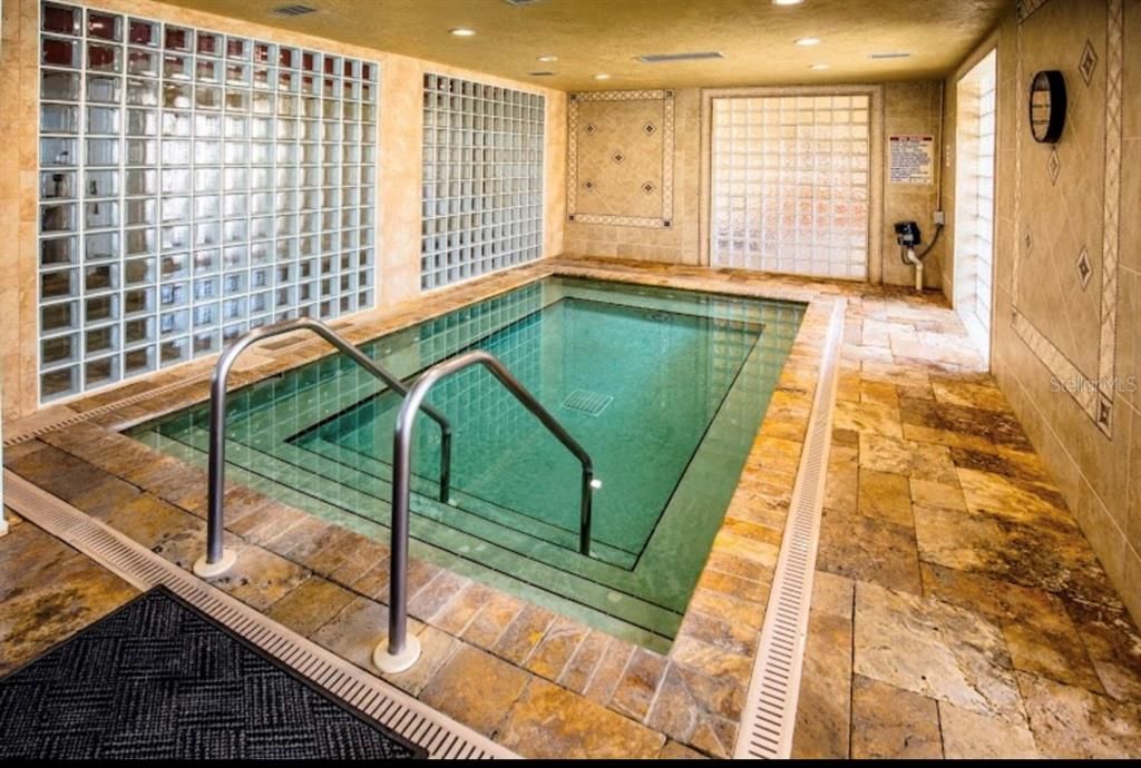 Под контрактом: $399,000 (2 спален, 2 ванн, 1698 Квадратных фут)