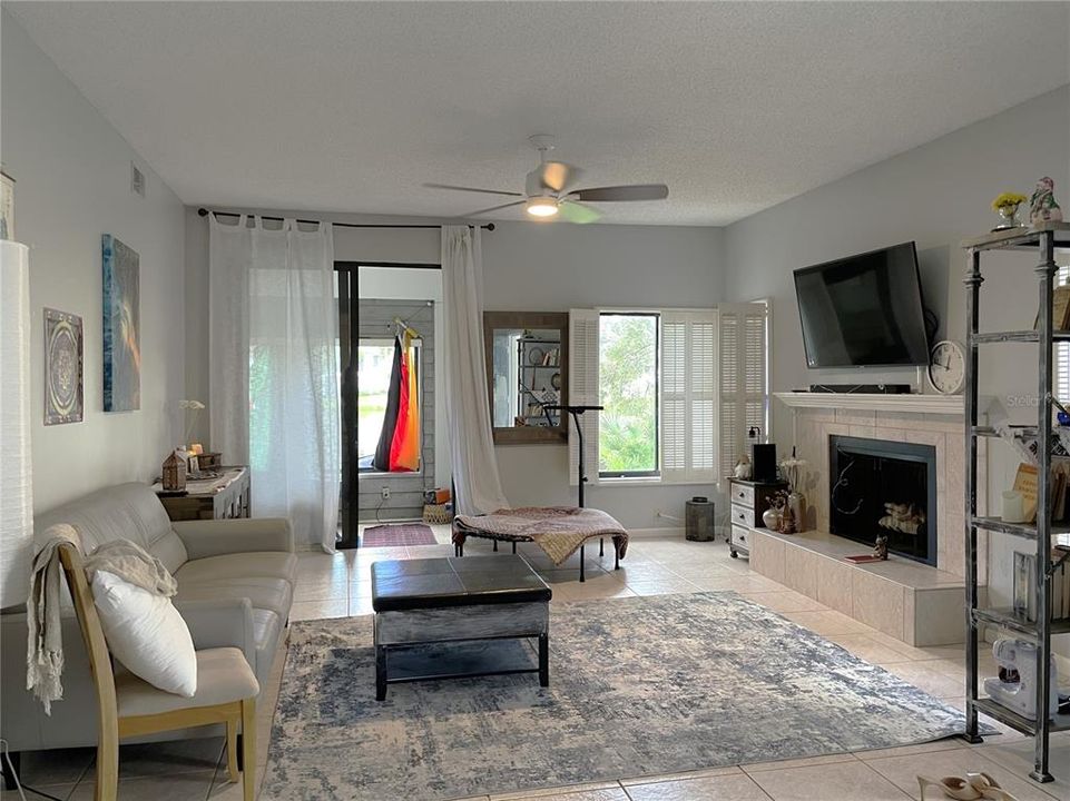 For Sale: $285,000 (2 beds, 2 baths, 1190 Square Feet)