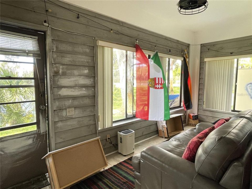 For Sale: $285,000 (2 beds, 2 baths, 1190 Square Feet)