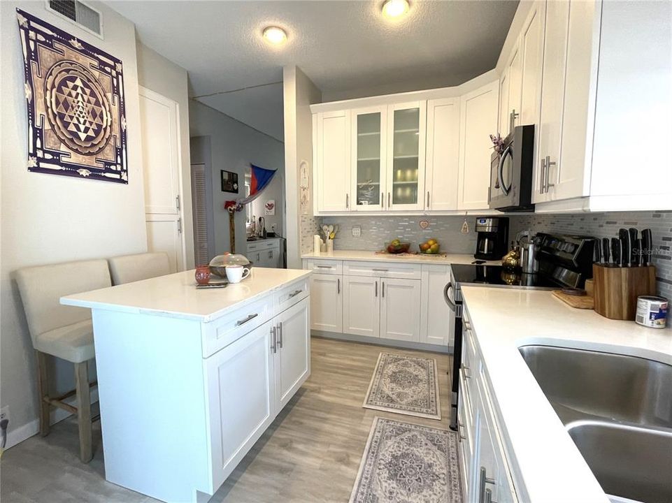 For Sale: $285,000 (2 beds, 2 baths, 1190 Square Feet)