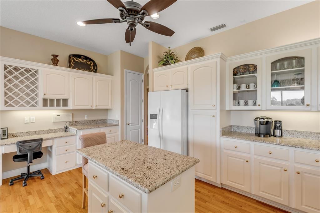 合同活跃: $999,999 (3 贝兹, 3 浴室, 3027 平方英尺)