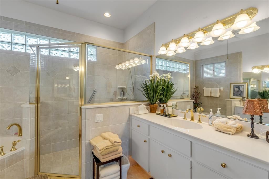 合同活跃: $999,999 (3 贝兹, 3 浴室, 3027 平方英尺)