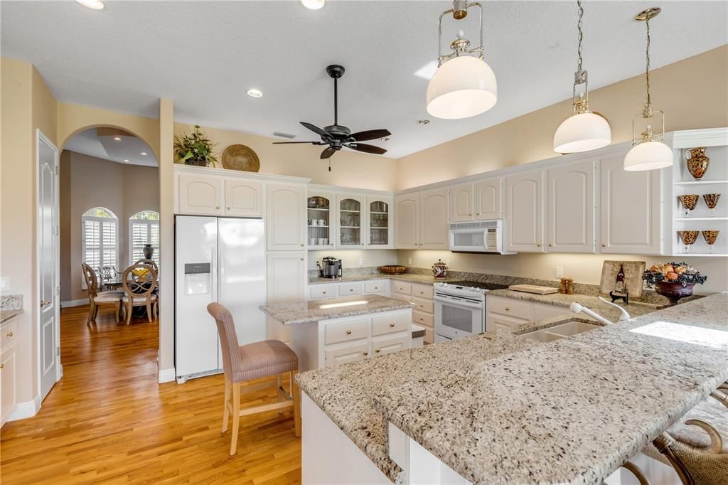 合同活跃: $999,999 (3 贝兹, 3 浴室, 3027 平方英尺)