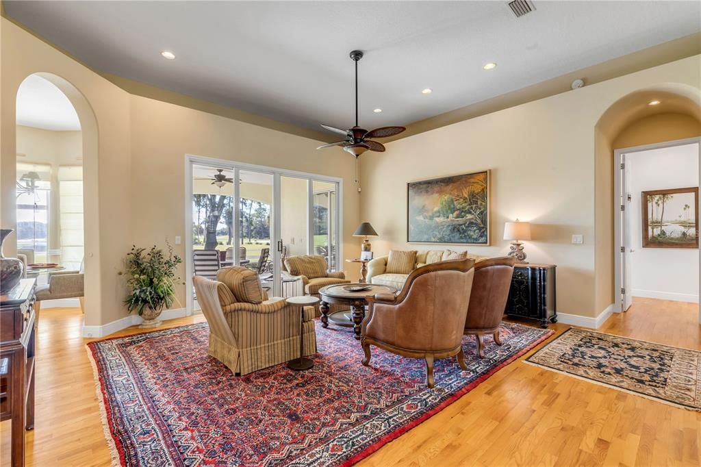 合同活跃: $999,999 (3 贝兹, 3 浴室, 3027 平方英尺)