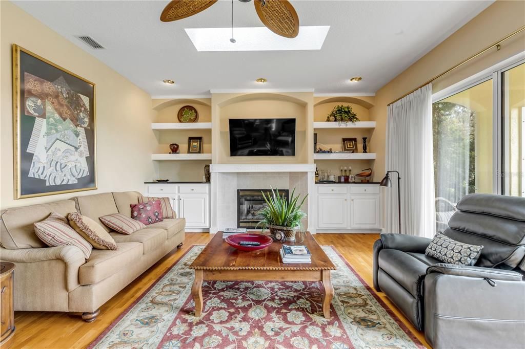 合同活跃: $999,999 (3 贝兹, 3 浴室, 3027 平方英尺)