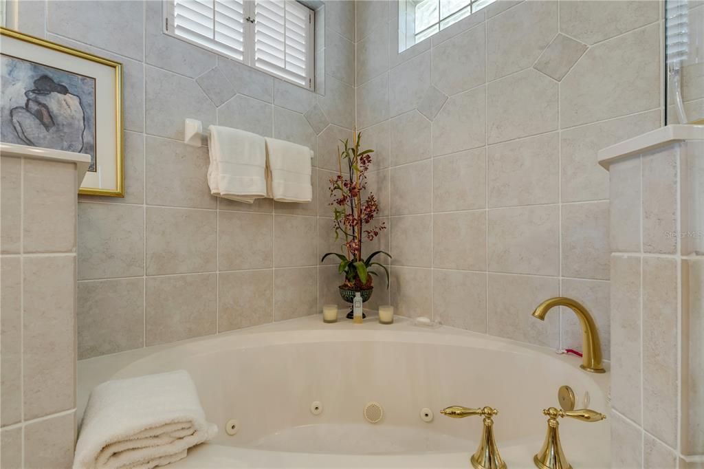 合同活跃: $999,999 (3 贝兹, 3 浴室, 3027 平方英尺)