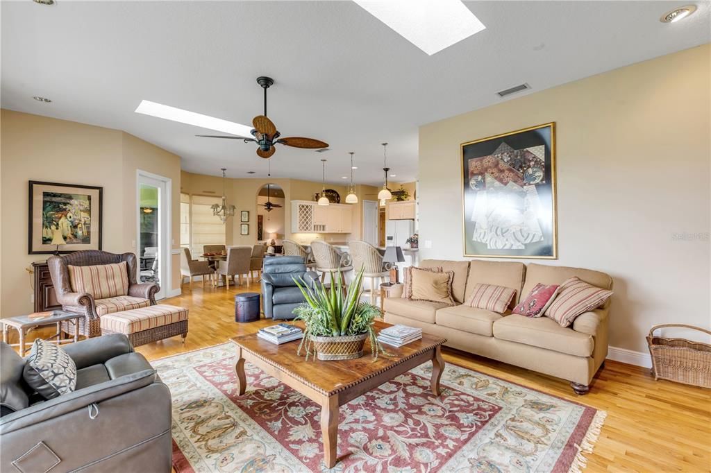 合同活跃: $999,999 (3 贝兹, 3 浴室, 3027 平方英尺)