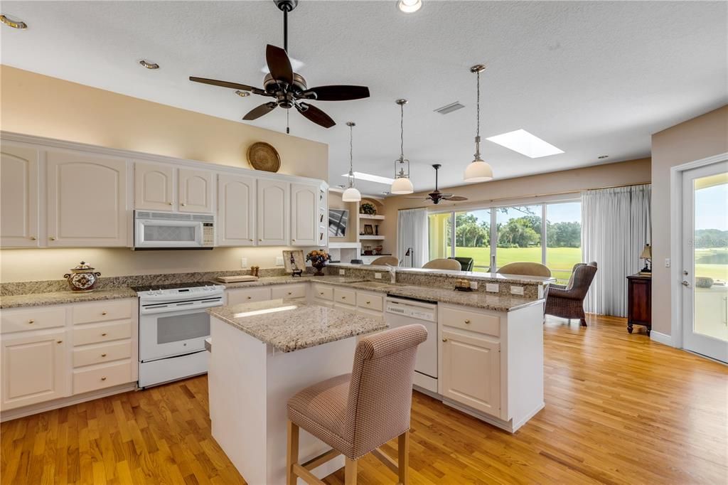 合同活跃: $999,999 (3 贝兹, 3 浴室, 3027 平方英尺)