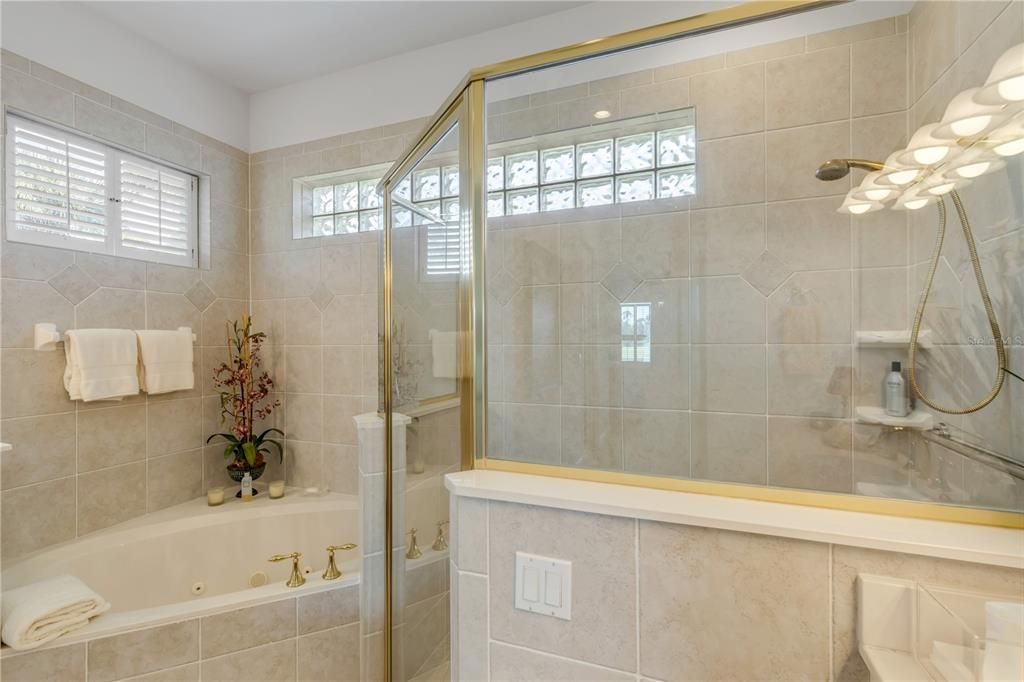 合同活跃: $999,999 (3 贝兹, 3 浴室, 3027 平方英尺)