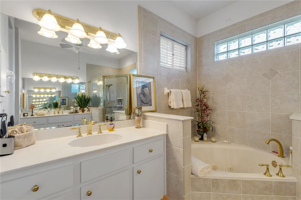 合同活跃: $999,999 (3 贝兹, 3 浴室, 3027 平方英尺)